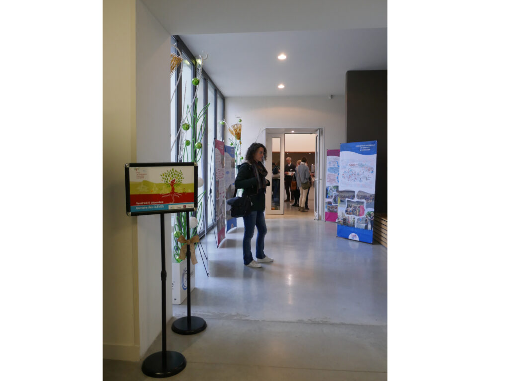 jeune fille au milieu de l'exposition places aux femmes