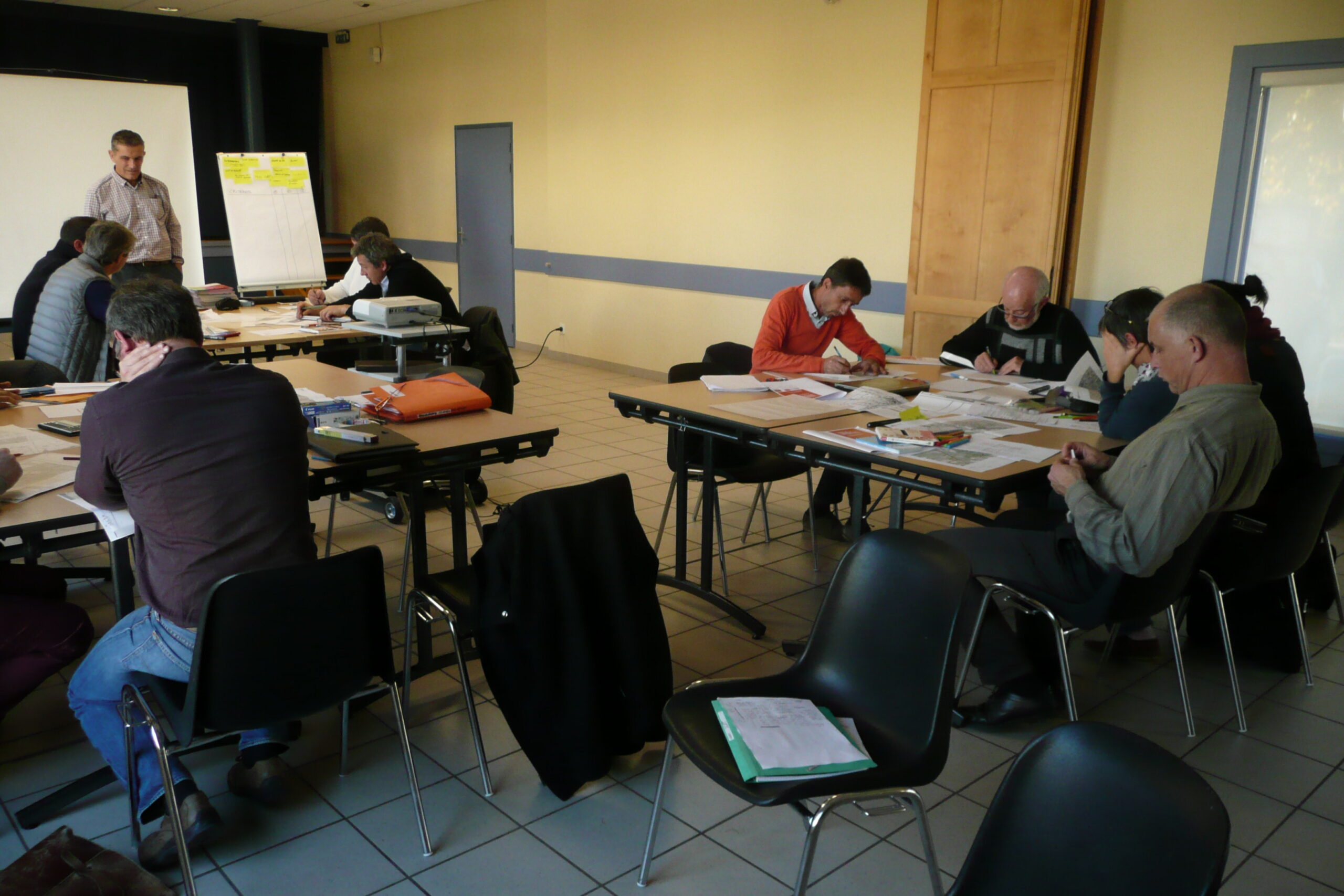 bureau avec personnes qui travaillent