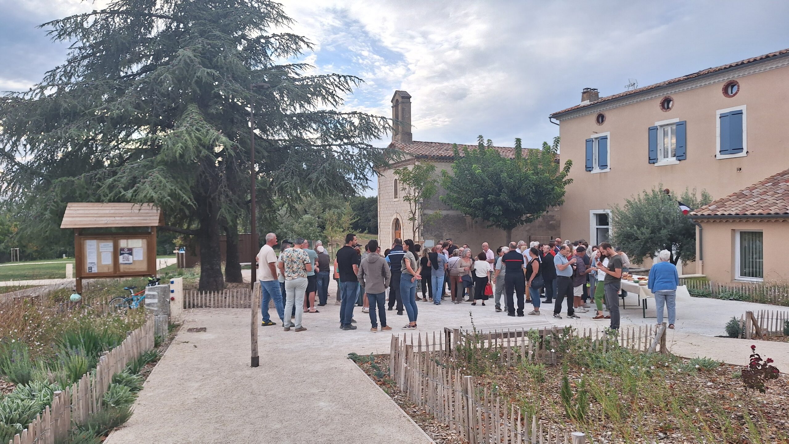 La place Milon Brachet à Salettes : un lieu de vie, de rencontre et de convivialité réaménagé pour les habitants au cœur du village